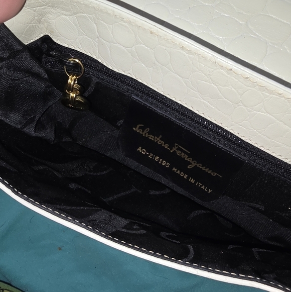 Salvatore Ferragamo White Croc-Embossed Crossbody Bag with Minimalist Design - Picture 8 of 9